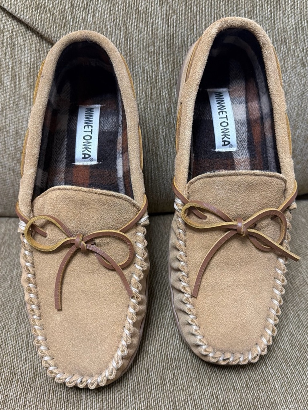 Minnetonka Men's Tan Suede Moccasin Loafers with Leather Bow Size 10 M